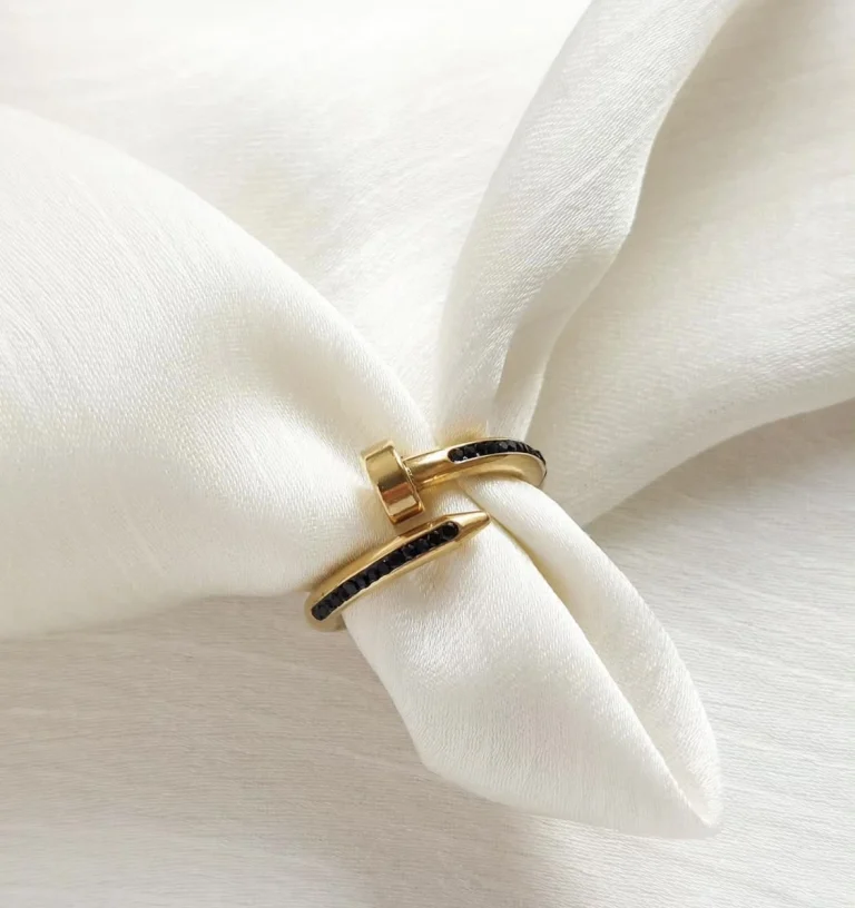 خاتم مميز بفصوص سوداء