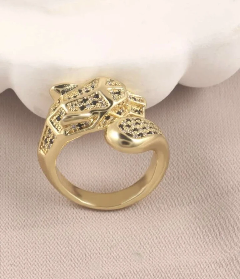 خاتم بتصميم نمر باللون الذهبي
