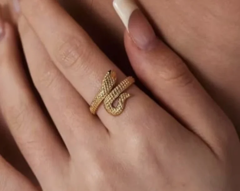 خاتم باللون الذهبي مصمم على شكل ثعبان