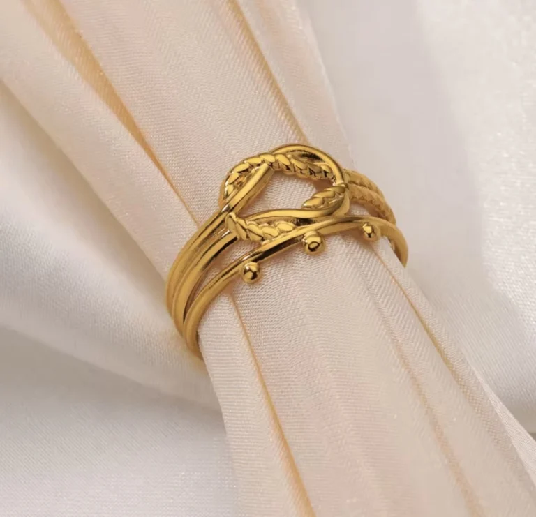 خاتم بتصميم فني باللون الذهبي