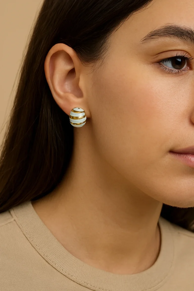 حلق أنيق بتفاصيل ذهبية