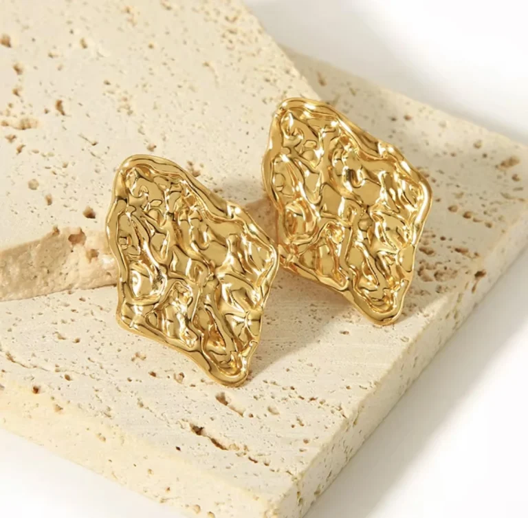 حلق  بلون ذهبي وتصميم فريد