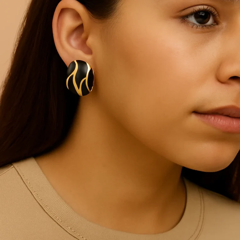 حلق بتصميم متموّج ولمسة فنية أنيقة