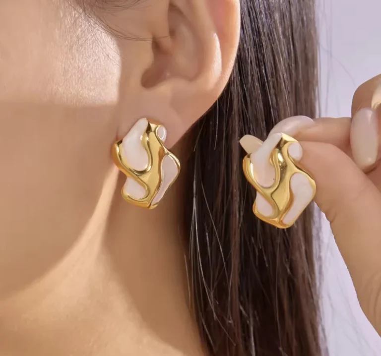 حلق بتصميم فني بلون ذهبي وأبيض