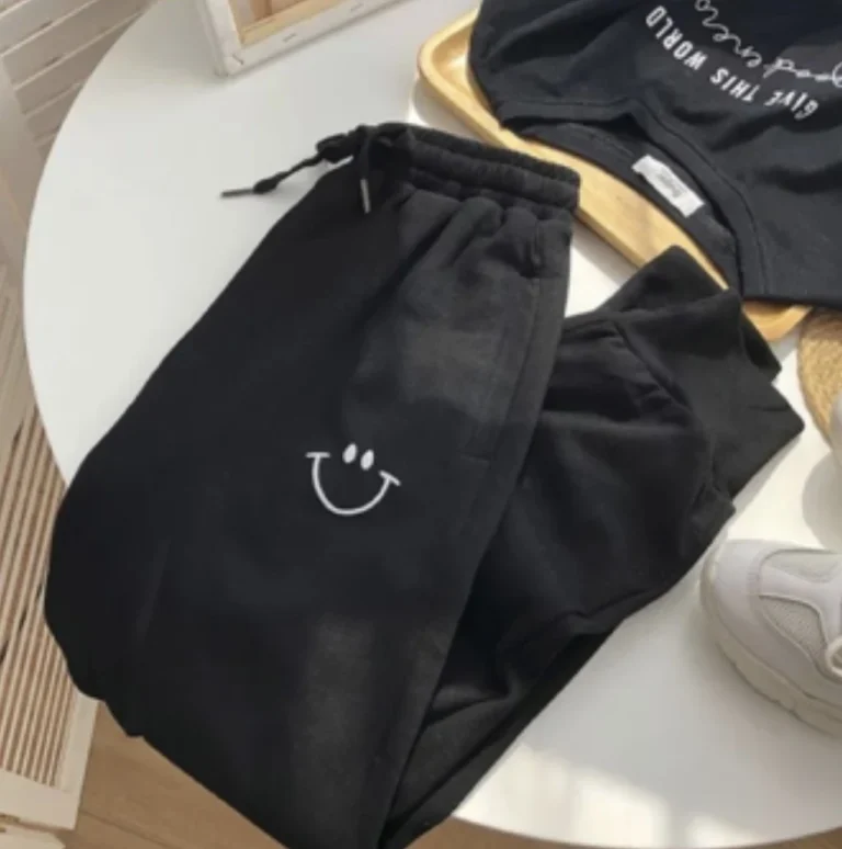 بنطلون رياضي بطبعة وجه مبتسم – تصميم عصري ومريح