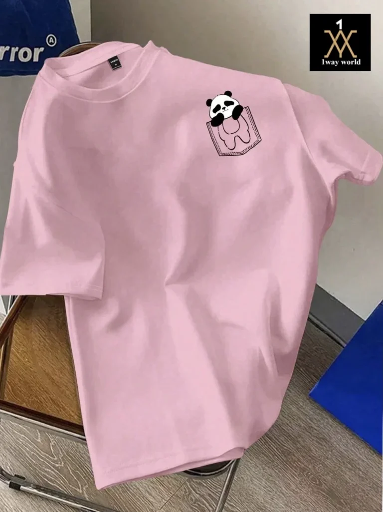 تيشيرت وردي بطباعة باندا – تصميم مرح وأناقة يومية