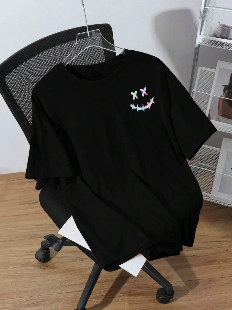 تيشيرت أسود أنيق بلمسة فنية شبابية