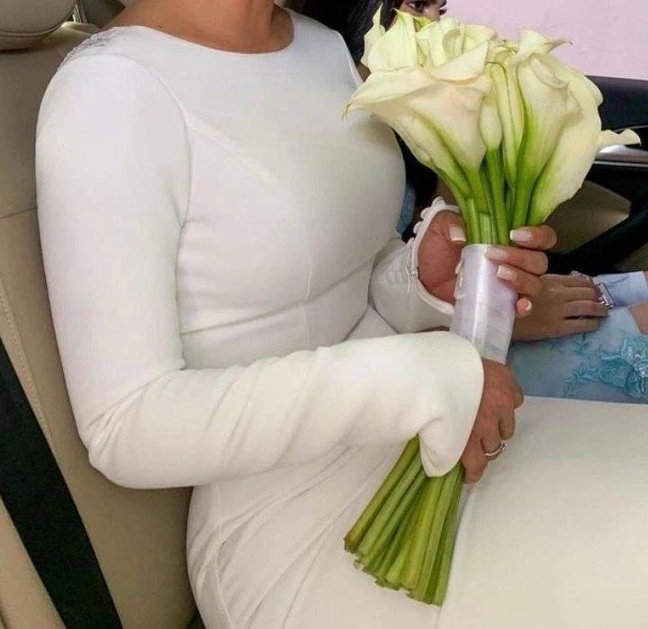 فستان أبيض أنيق بفتحة ظهر من الدانتيل