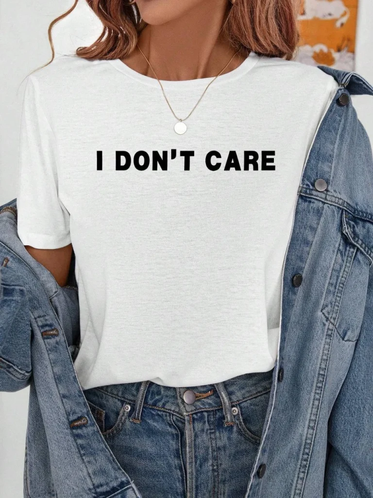 تيشيرت بطباعة "I DON'T CARE" – جرأة بلون أنيق