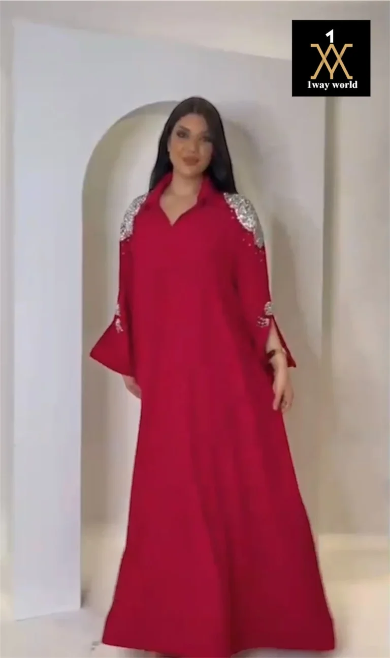 جلابية حمراء فاخرة بكريستالات فضية وأناقة ملكية