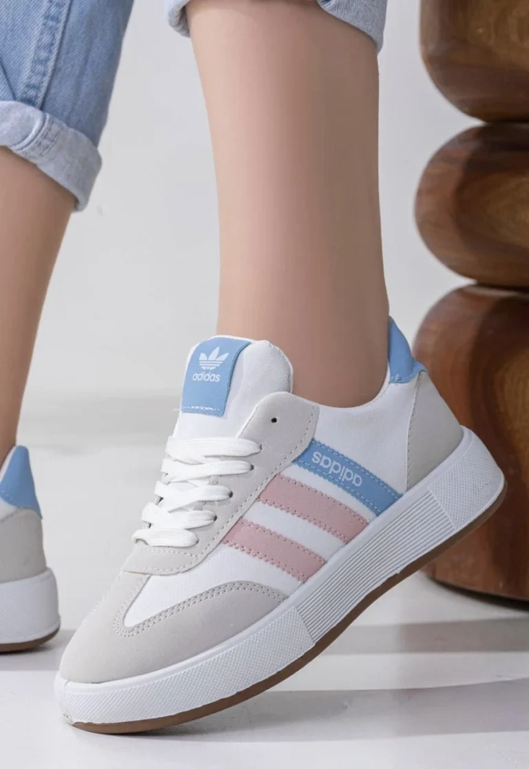 سنيكرز أبيض بتفاصيل ملونة