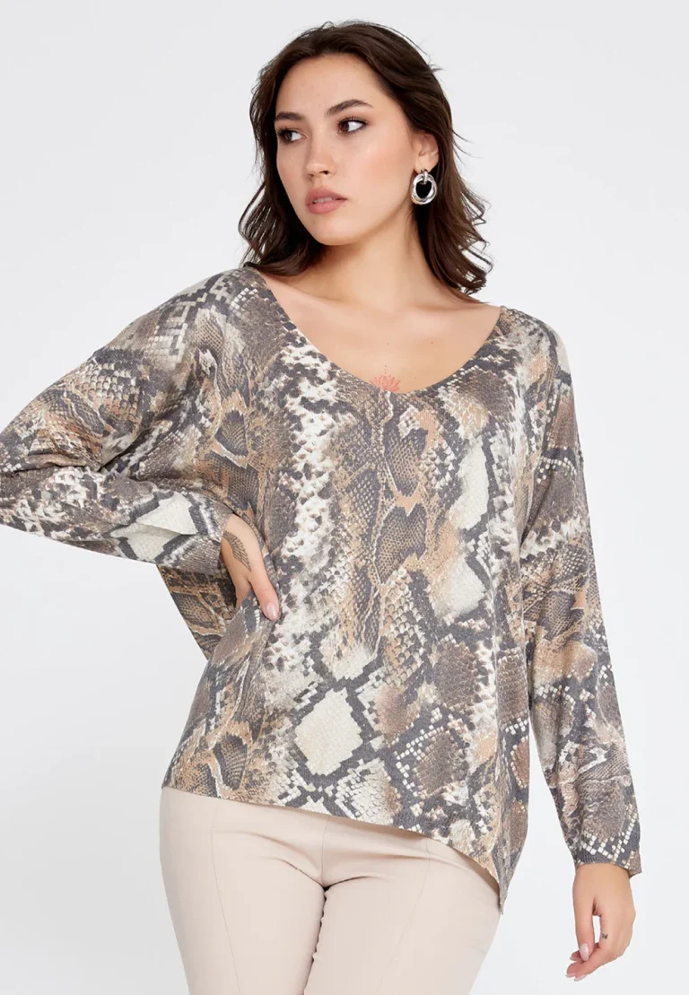 بلوزة بطبعة جلد أفعى أنيقة وعصرية