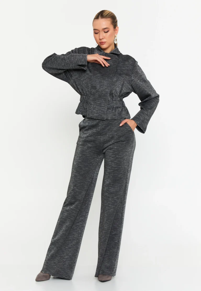 طقم نسائي أنيق بتصميم عصري