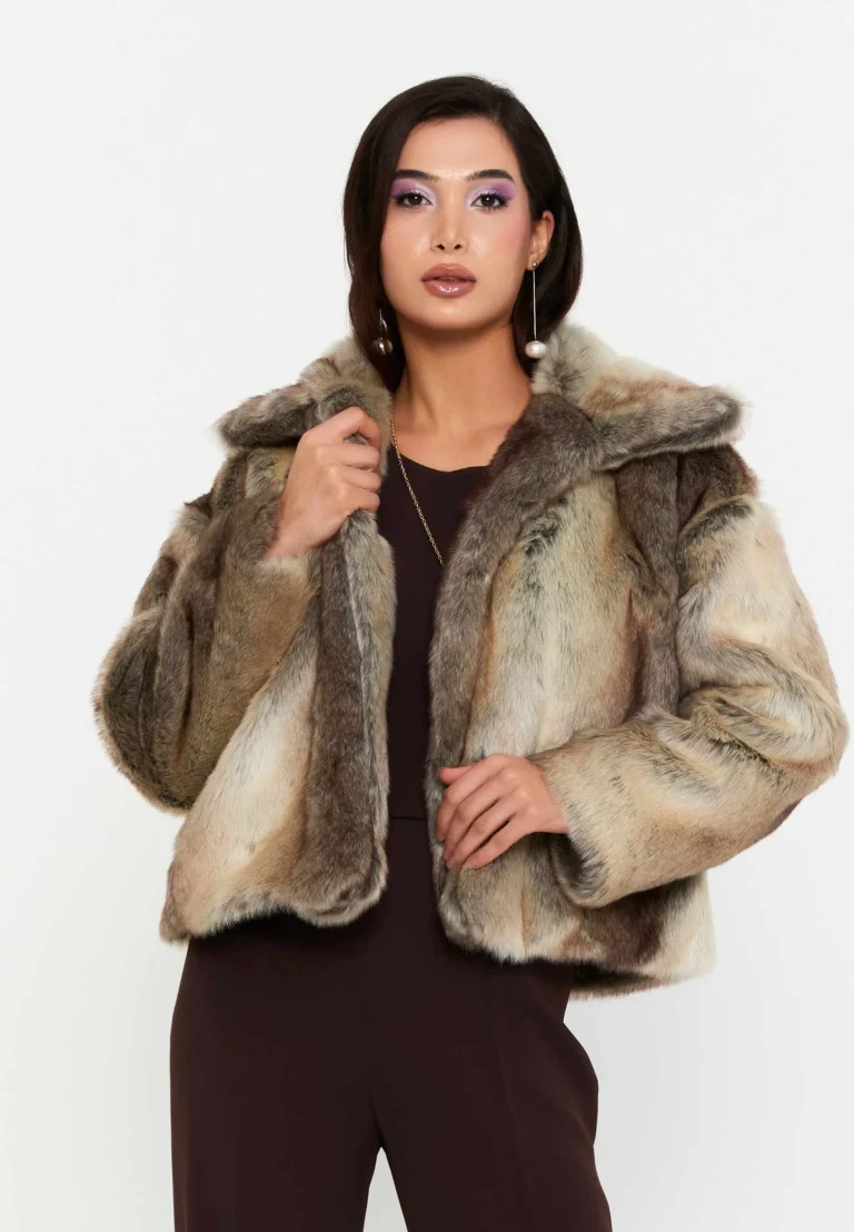 معطف فرو فاخر بتدرجات أنيقة