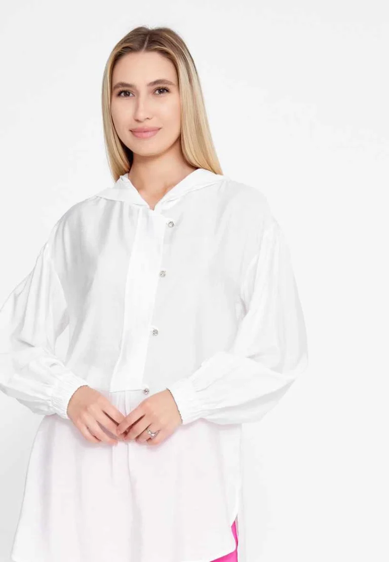 قميص أبيض طويل الأكمام