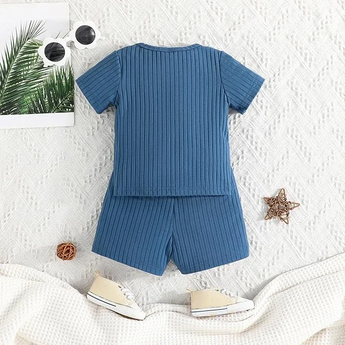 طقم مكون من توب قصير الاكمام وشورت للاولاد مكون من قطعتين بلون ازرق ناعم للحفلات