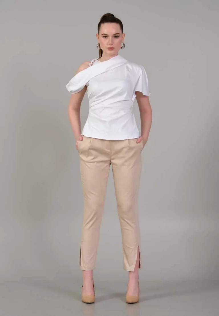 – بلوزة بيضاء بتصميم عصري