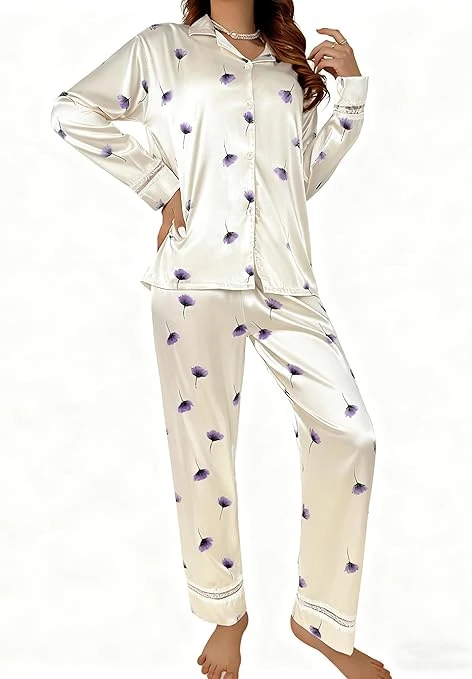 طقم بيجامة ساتان للنساء مكون من بلوزة بأكمام طويلة وسروال بمظهر حريري – ملابس نو