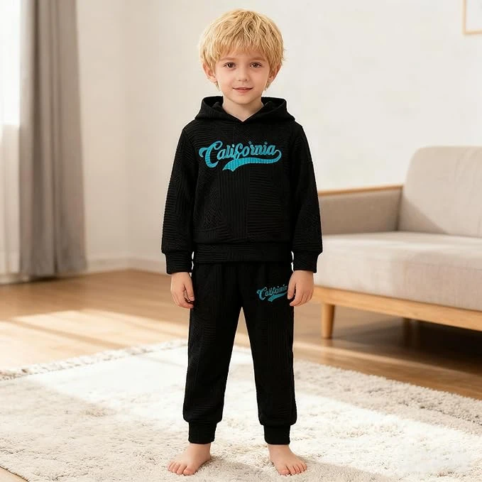 ملابس للأولاد الصغار بأكمام طويلة مكونة من سترة بغطاء للرأس وبنطلون رياضي مناسبة