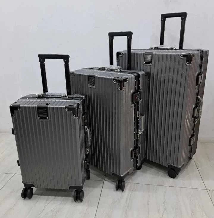 مجموعه حقائب سفر رمادي الغامق